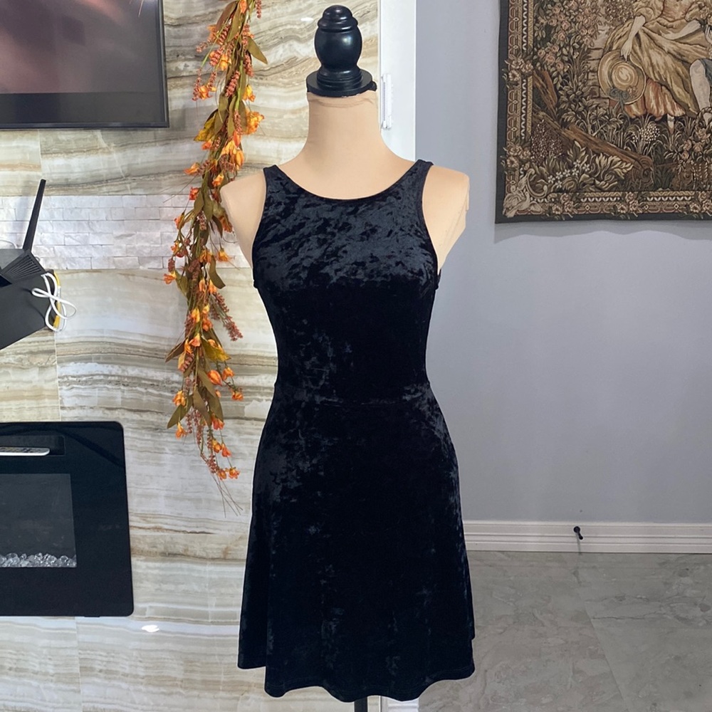 Divided black velvet sleeveless dress.